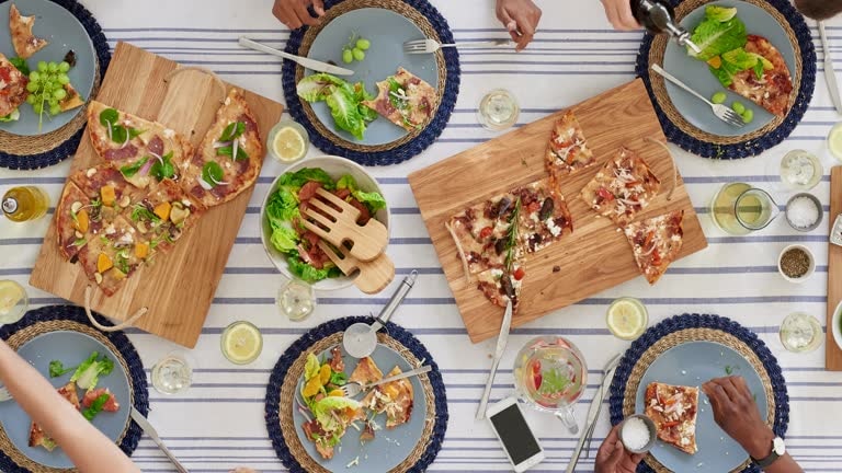 Groupe préparant un repas méditerranéen ensemble